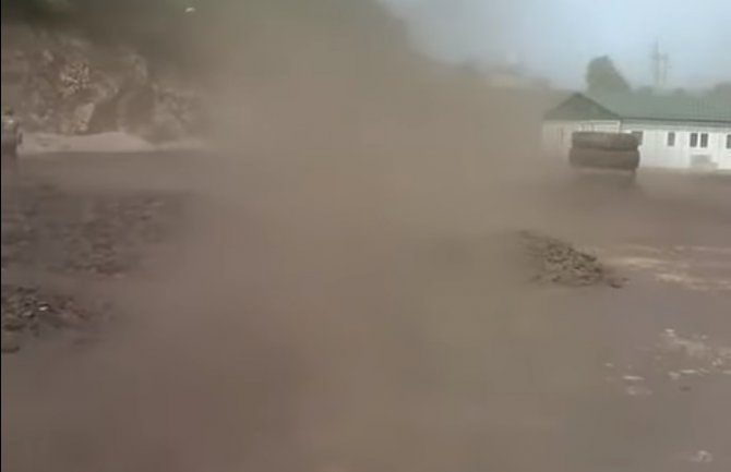 Jak vjetar obara stabla u Pljevljima, ugljena prašina zasipa naselja