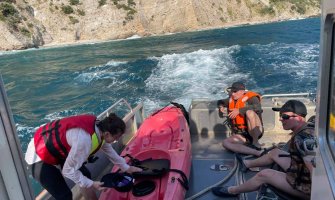 Letonci spašeni kod Budve,  spašene još tri osobe na kajacima kod Buljarice