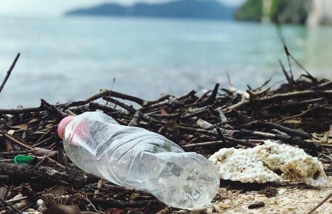 Bacili smeće u rijeku, mještanin ih natjerao da sve izvade (VIDEO)