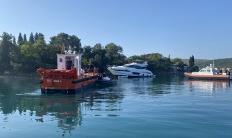 Nevješti nautičar u tjesnacu Ralo nasukao jahtu