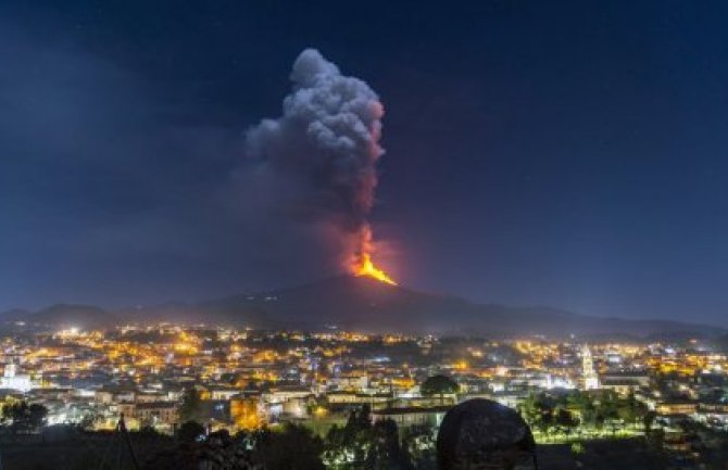 Etna se opet aktivirala: Vulkan izbacuje stub pepela 12 kilometara uvis