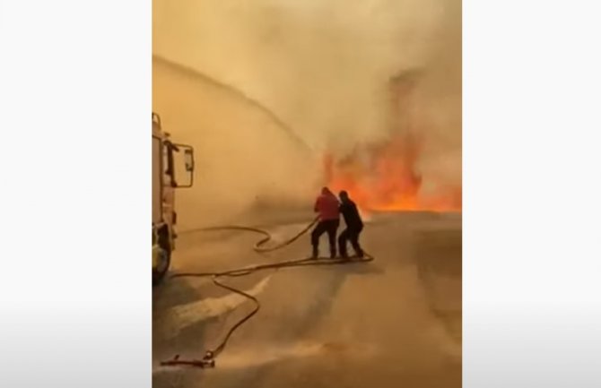 Požar u Baru lokalizovan i pod kontrolom, vatrogasci dežuraju