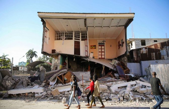 U razornom zemljotresu na Haitiju poginule najmanje 304 osobe