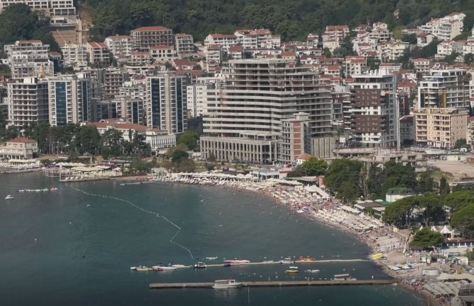 Budva: Dvogodišnje dijete palo sa trećeg sprata, u teškom stanju