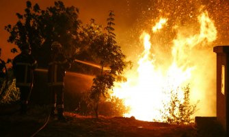 Požar kod francuske rivijere, hiljade ljudi evakuisano