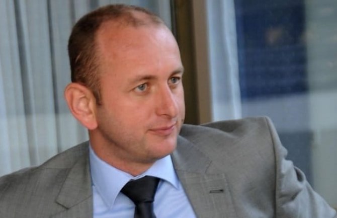 Knežević: Krivokapić da otkrije informacije o tajnom letu Đukanovića za Pariz 