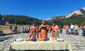 Crnogorska pravoslavna crkva održala liturgiju u crkvi na Ivanovim koritima, policija zaustavila vladiku Mihaila