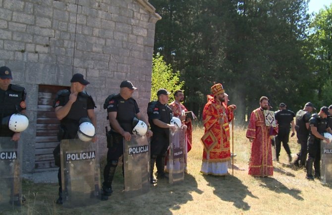 Policija:  Mitropolija u cilju smirivanja tenzija donijela odluku da ne služi liturgiju
