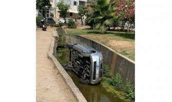 Budva: Pokušala da se parkira, pa upala u kanal