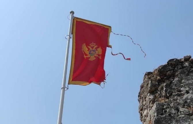 Oštećena crnogorska zastava na Lesendru
