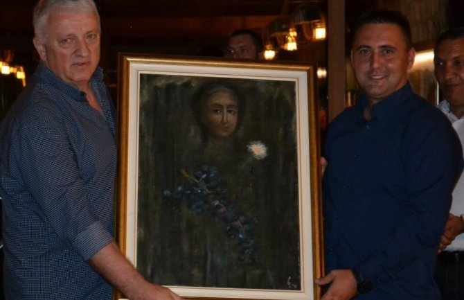 Porodica Lazović poklonila umjetničku sliku Dnevnom centru “Tisa” u Bijelom Polju