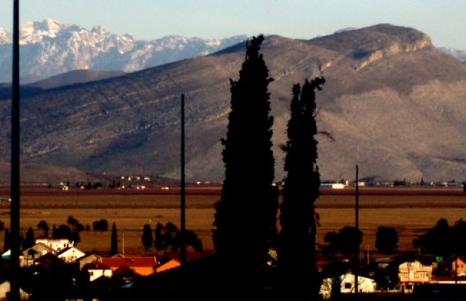 Građani Tuzi počeli sa rušenjem ilegalno izgrađenih ograda