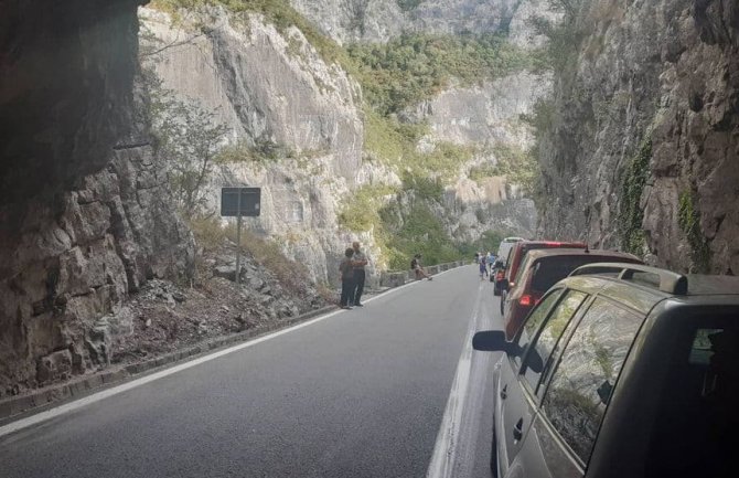 Kamion sletio sa puta, povrijeđena jedna osoba