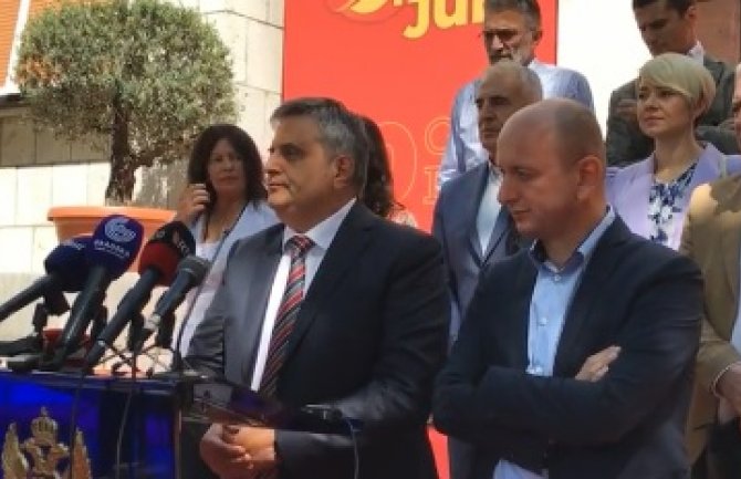 DF: Crna Gora od 30. avgusta se vratila 10 godina unazad; Popis ili rušimo Vladu