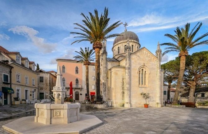 Majice sa likom Svetog Petra Cetinjskog smetale, a magneti sa likovima ratnih zločinaca ne