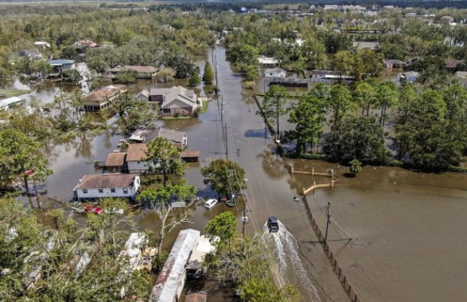 Dramatične slike iz Njujorka: Poplave odnijele 14 života, proglašeno vanredno stanje