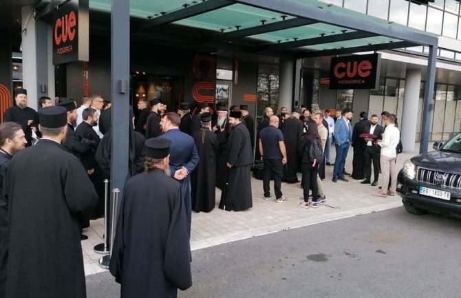 Patrijarh SPC i mitropolit Joanikije krenuli ka Cetinju pa vraćeni  za PG (Video)