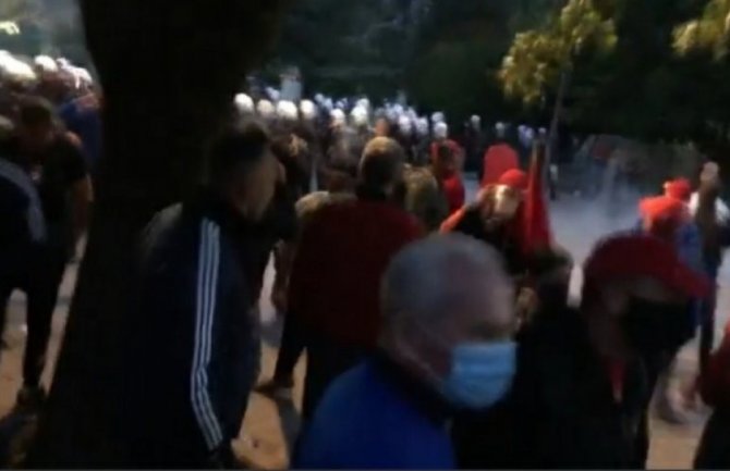 Kabinet premijera: Demonstranti napali policiju; Prijestonica: Jedina istina je da se policija povukla pred građanima 