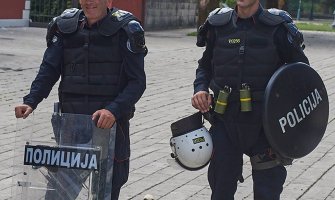 MIA Montenegro: Zašto je policajac na Cetinju nosio štit koji liči na onaj kod policije Srbije i nije imao broj?