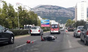 U sudaru automobila i motora povrijeđena ženska osoba