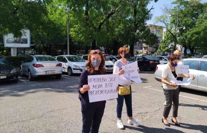 Protest ispred MUPa: “Ko se suzavca lati, pada sa vlasti”