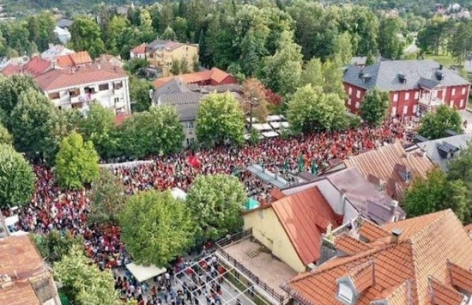 Intoniranje himne na Cetinju: Hiljade građana u glas pjevalo 