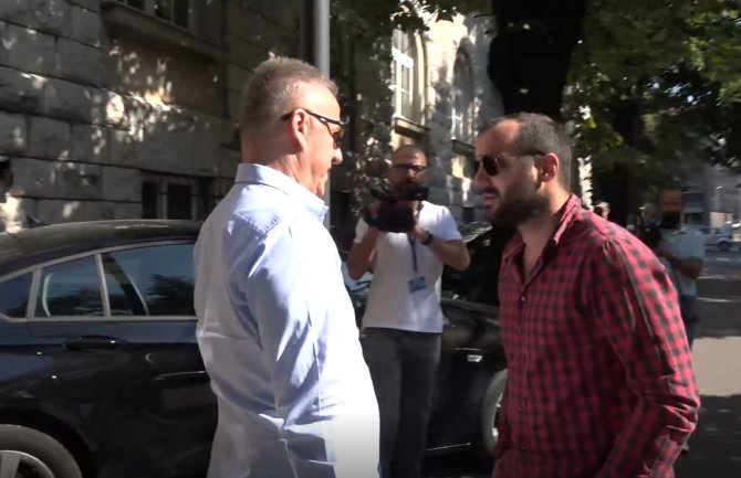 Na Cetinju izviždani predstavnici URE: Spustite glavu, izdajnici(VIDEO)