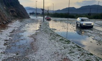 Nevrijeme u više opština, grad u Tivtu oštetio krovove, automobile... (Foto)