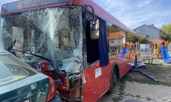 Zemun: Autobus uletio u park, povrijeđena četiri djeteta