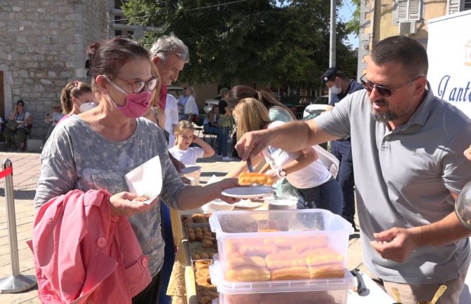 Manifestacija “Kafa za merak“: Podgoričani uživali u orjentalnim i tradicionalnim poslasticama