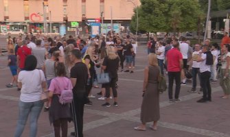 Građani protestovali protiv novih mjera: Pandemija su političari...