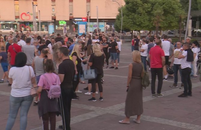 Građani protestovali protiv novih mjera: Pandemija su političari...