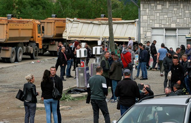 Jarinje i Brnjak i dalje pod blokadom, situacija mirna