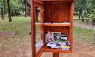 Postavljene mini biblioteke u podgoričkim parkovima(FOTO)