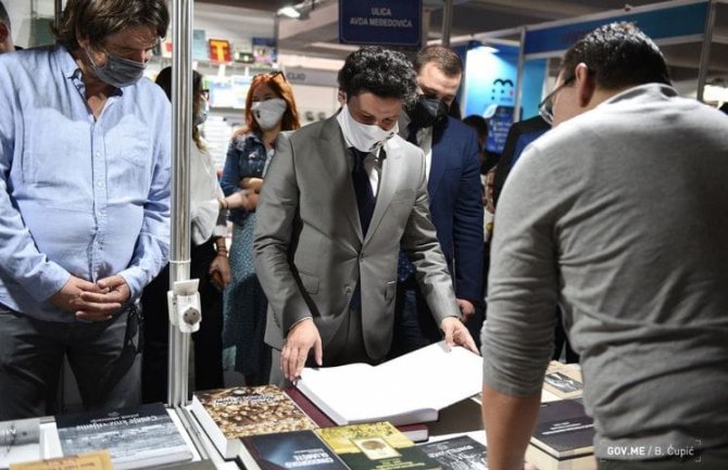 Abazović posjetio Međunarodni sajam knjiga: Ulaganje u kulturu dugoročna investicija za CG