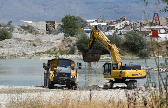 URA: Osuđujemo pokušaj fizičkog nasrtaja na novinare PCNEN-a i Vijesti, stati na kraj nelegalnim radnjama u koritu Morače