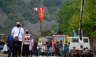 Priština lijepi naljepnice da se ne vide simboli Srbije, koju “ne priznaje”