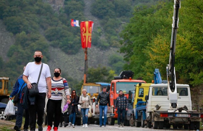 Priština lijepi naljepnice da se ne vide simboli Srbije, koju “ne priznaje”