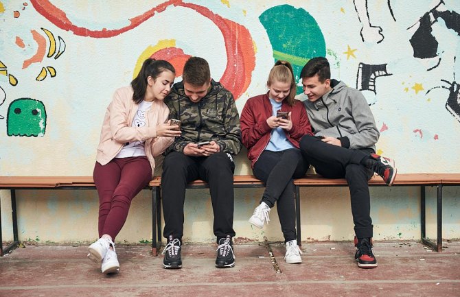 Mladi manje vjeruju u teorije zavjere o koronavirusu od ostalih građana Crne Gore