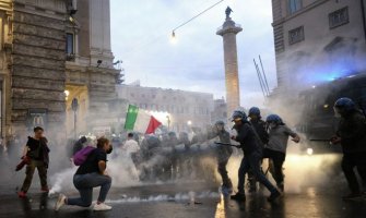 Žestoki sukobi u Italiji zbog kovid propusnica: Demonstranti umalo stigli do sjedišta Vlade, policija koristila suzavce i vodene topove