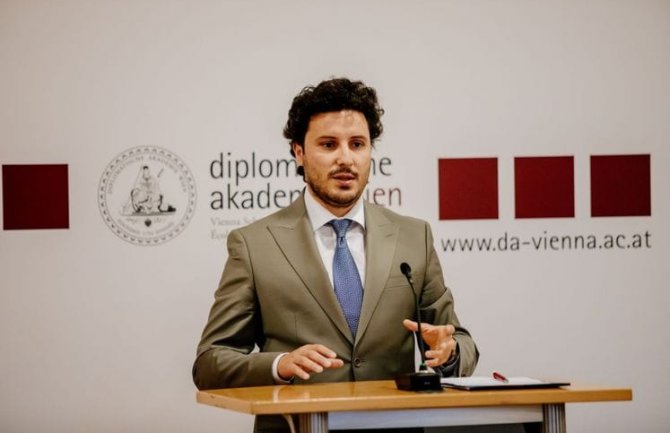 Abazović: Djeca mogu da se osjećaju komotno, pokrenute procedure za pronalazak osobe koja je poslala mejlove