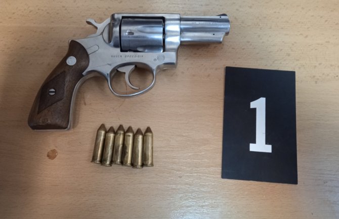 Kod bezbjednosno interesantnog lica pronađen pištolj