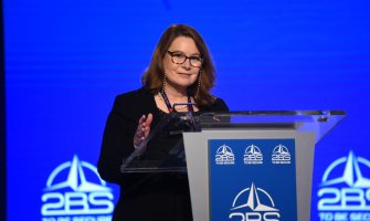 Ambasadorka SAD u CG: Zabrinuta sam stepenom i vidljivošću podjela u društvu