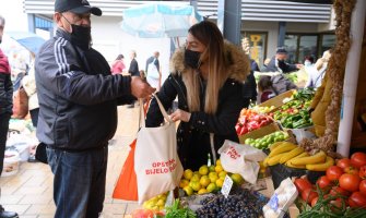 Na bjelopoljskoj pijaci dijelili eko cegere: Cilj smanjiti upotrebu plastičnih kesa 