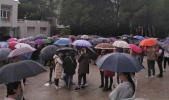 Protest u Baru zbog smrti porodilje; Uprava bolnice: Razumijemo bol ali  tražimo da se ni jedan ljekar unaprijed ne proglašava krivcem