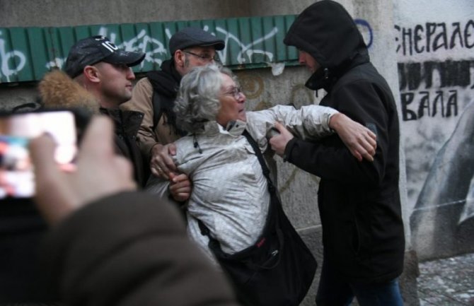 Nakon privođenja zbog gađanja murala Ratka Mladića jajima, puštena Aida Ćorović