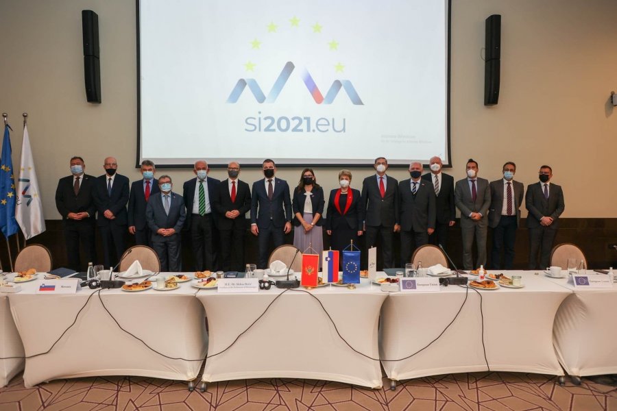 1636618280077a2937i1920x1280