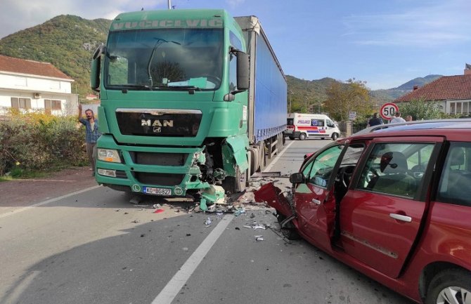 Udes u Kotoru, žena prebačena u bolnicu