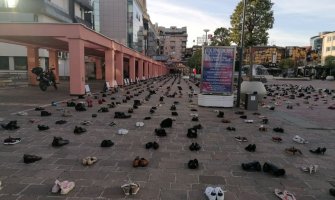 Rimski trg prekriven obućom: Prazne cipele-gubici, oni koji upravljaju zemljom odgovorni za tragediju(VIDEO)