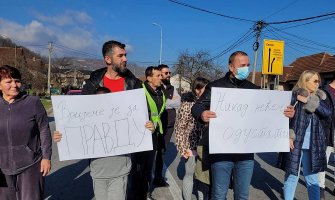 Roditelji inficiranih beba blokirali put Bijelo Polje - Ribarevine u znak protesta